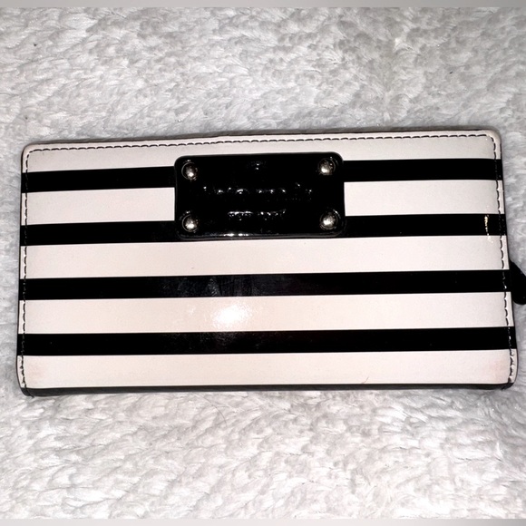 KATE SPADE PATENT LEATHER WALLET - Picture 1 of 7
